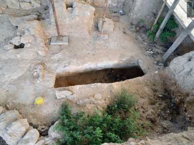 ...quelle che dovevano essere le tombe a fossa dell�antica necropoli, risalente al primo insediamento monastico